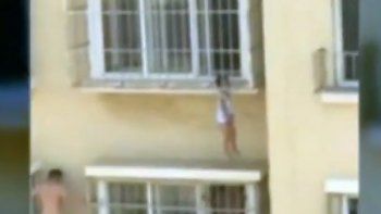 El dramático rescate de un niño colgado de una ventana