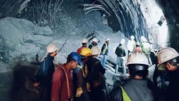 Atrapados bajo tierra. 41 trabajadores quedaron atrapados bajo tierra en un túnel.
