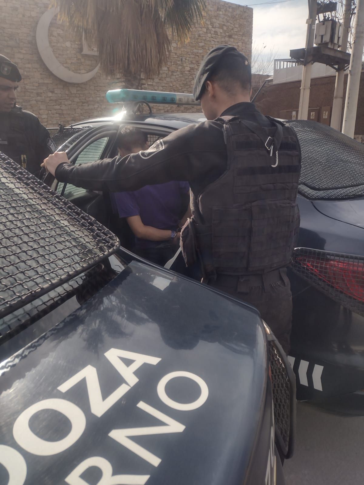 En medio del hotel alojamiento, la policía efectuó la detención de la pareja. En medio del hotel alojamiento, la policía efectuó la detención de la pareja.