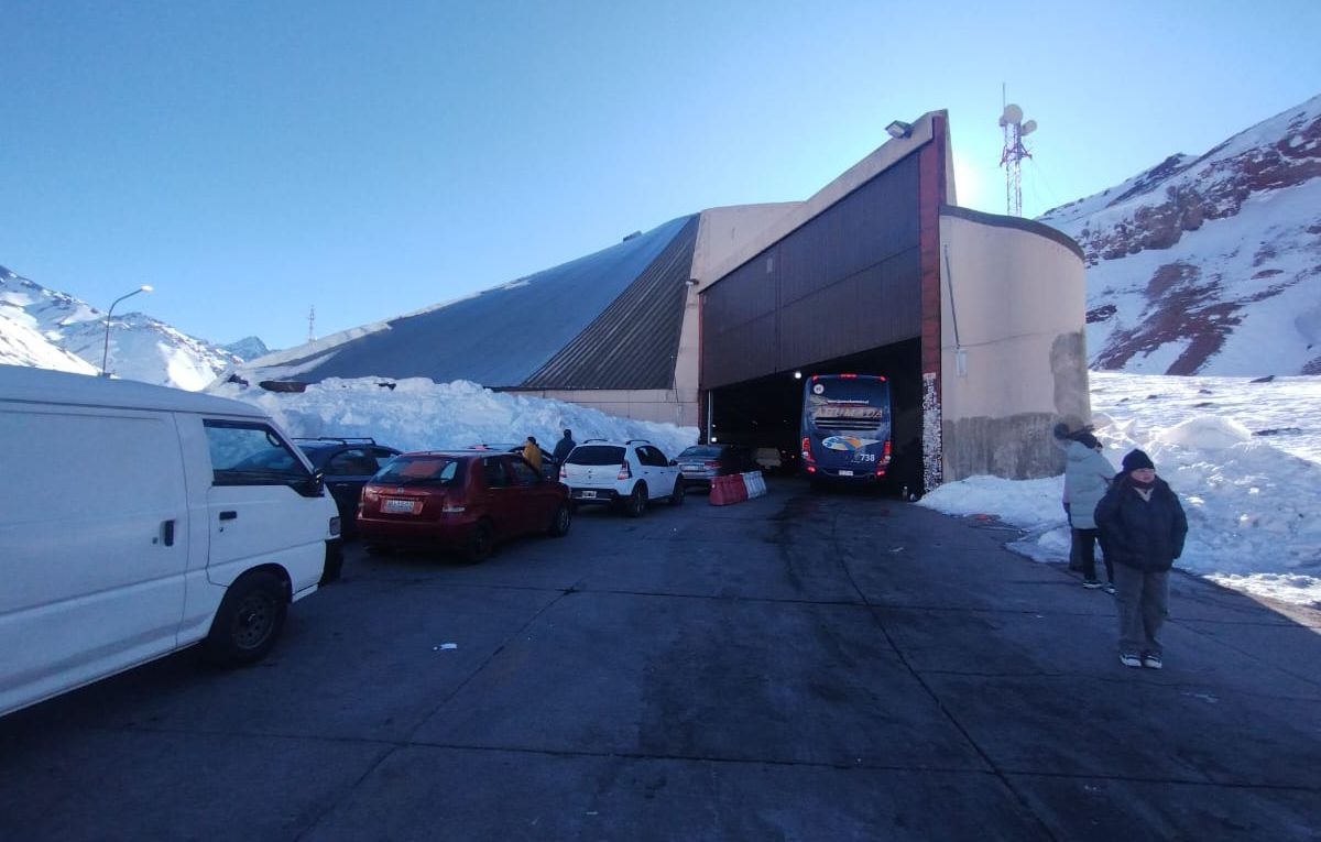 Hay largas colas para ingresar a la aduana chilena.