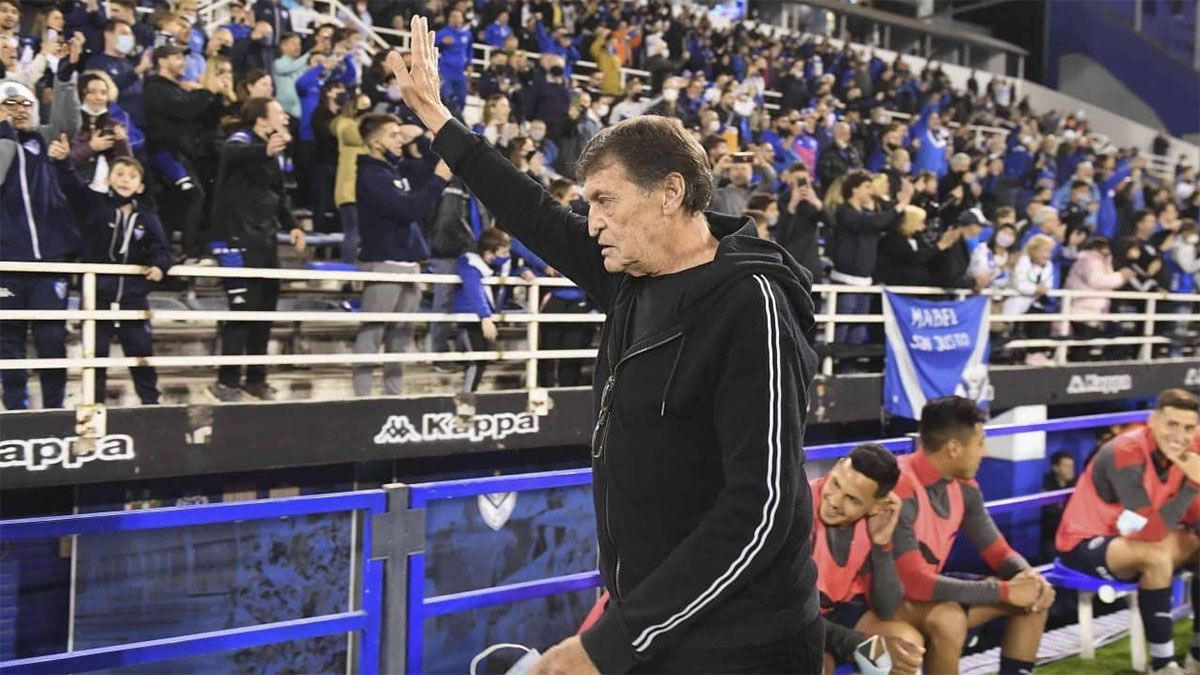 Julio César Falcioni se formó en Vélez y Banfield fue el club en el que más años dirigió Julio César Falcioni se formó en Vélez y Banfield fue el club en el que más años dirigió