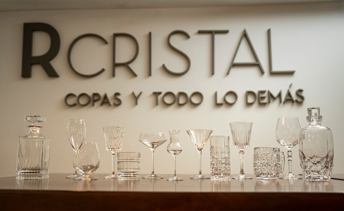 R Cristal ofrece copas de vino y también para coctelería, champagne y cervezas. Está ubicado sobre calle Paso de los Andes, en Ciudad. R Cristal ofrece copas de vino y también para coctelería, champagne y cervezas. Está ubicado sobre calle Paso de los Andes, en Ciudad.