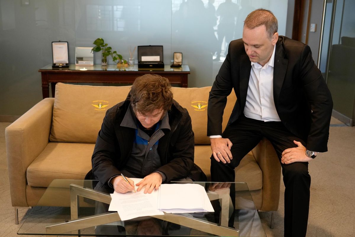 Javier Milei y Manuel Adorni durante la firma del proyecto de reforma laboral.