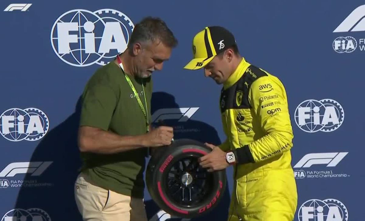 Gabriel Batistuta autografió el premio entregado a Charles Leclerc en Monza