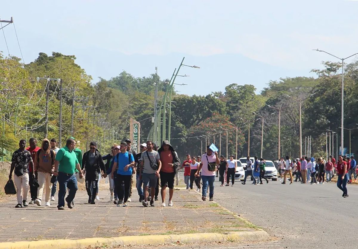 Inmigrantes caminan después de regresar de la Comisión Mexicana de Ayuda a Personas Refugiadas en Chiapas (México). Crédito: EFE/Juan Manuel Blanco.