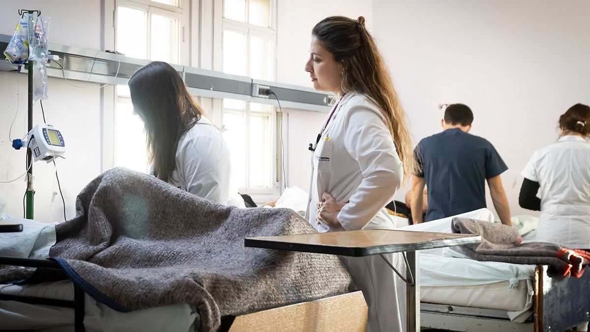 Médicos asistiendo a pacientes en el Hospital Central en la ronda diaria. Médicos asistiendo a pacientes en el Hospital Central en la ronda diaria.