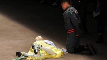 Video: un modelo murió mientras desfilaba en la pasarela