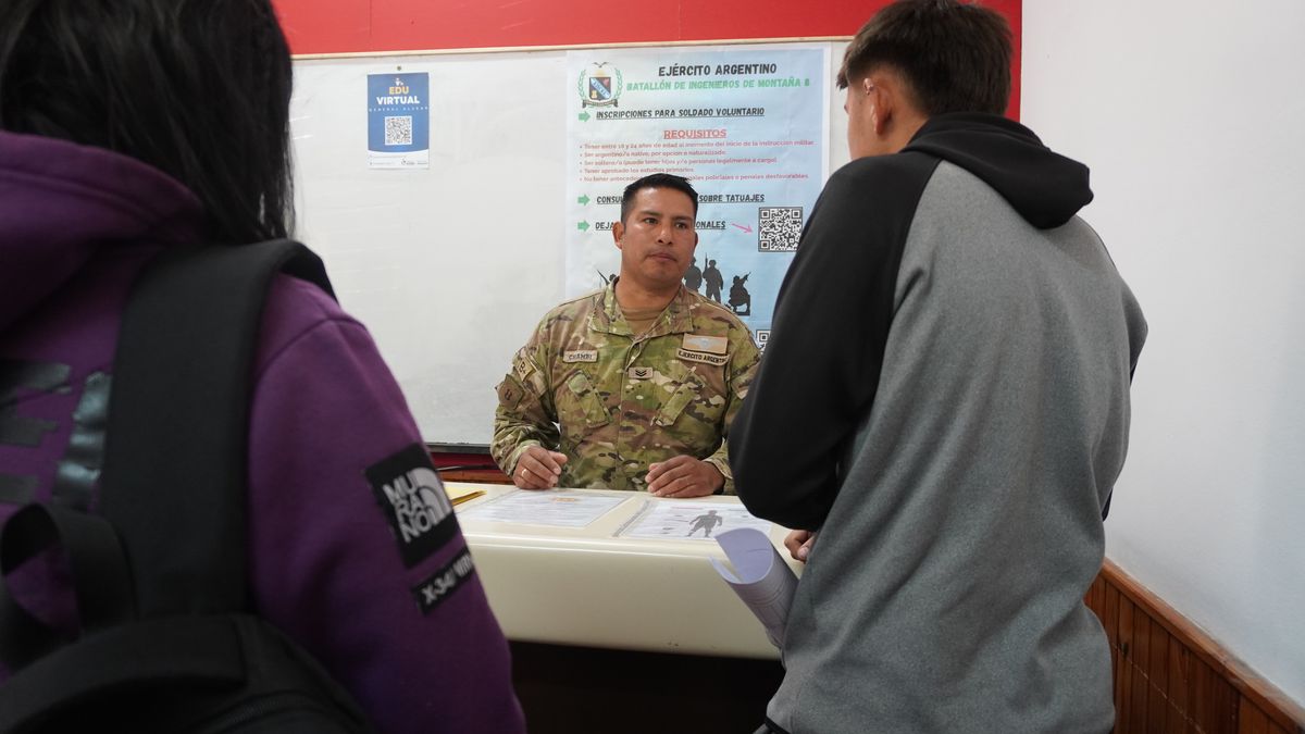 Un miembro del Ejército atiende el requerimiento de jóvenes que quieren ser soldados voluntarios. Un miembro del Ejército atiende el requerimiento de jóvenes que quieren ser soldados voluntarios.