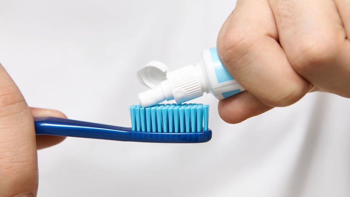 Pasta de dientes en elementos de plata: cómo usarlo para recuperar el brillo