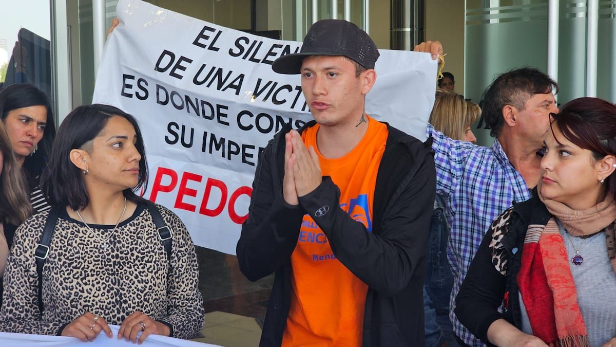 Víctimas del caso Próvolo, junto con familares y amigos se mostraron apenas luego del fallo absolutorio.