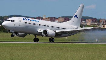Así se estrelló el carrito de bebidas contra el techo del avión en una turbulencia