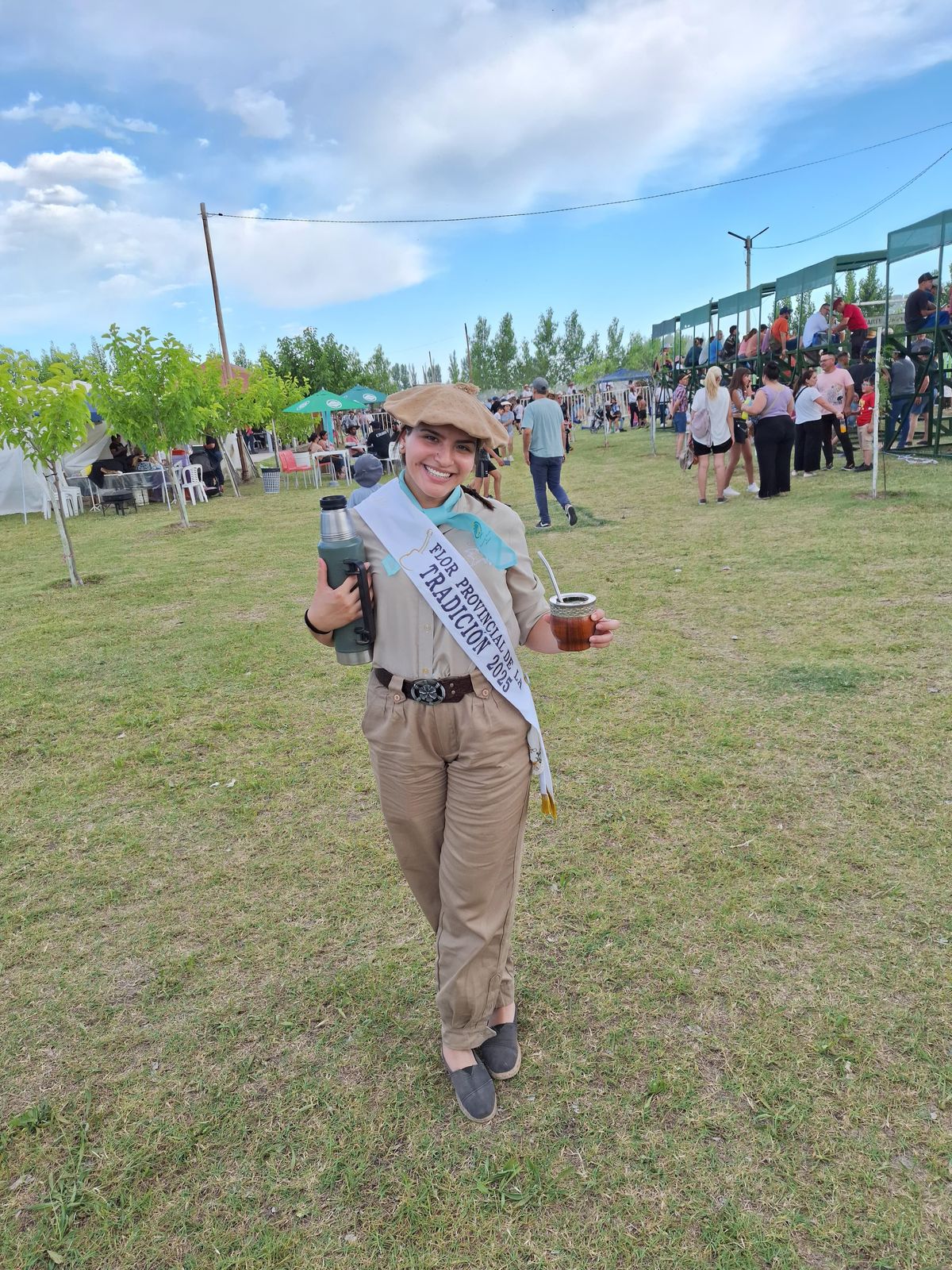 Con mate en mano, boina, bombachas de gaucho y alpargatas, Macarena sale de La Paz para revalorizar la tradición cuyana. Con mate en mano, boina, bombachas de gaucho y alpargatas, Macarena sale de La Paz para revalorizar la tradición cuyana.