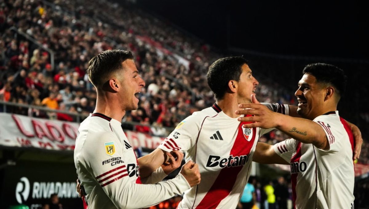 River ganó en La Plata y sigue en lo más alto de su zona.