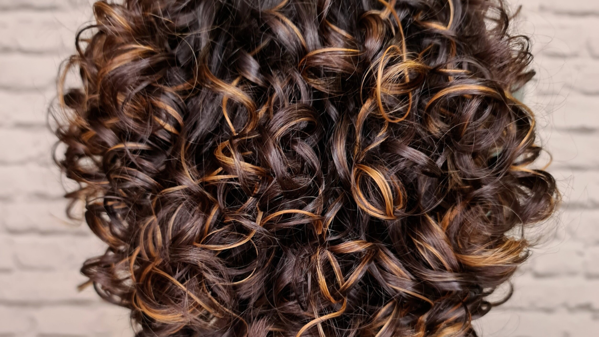 El truco casero con aceite de coco para controlar el frizz y domar los rizos rebeldes. El truco casero con aceite de coco para controlar el frizz y domar los rizos rebeldes.