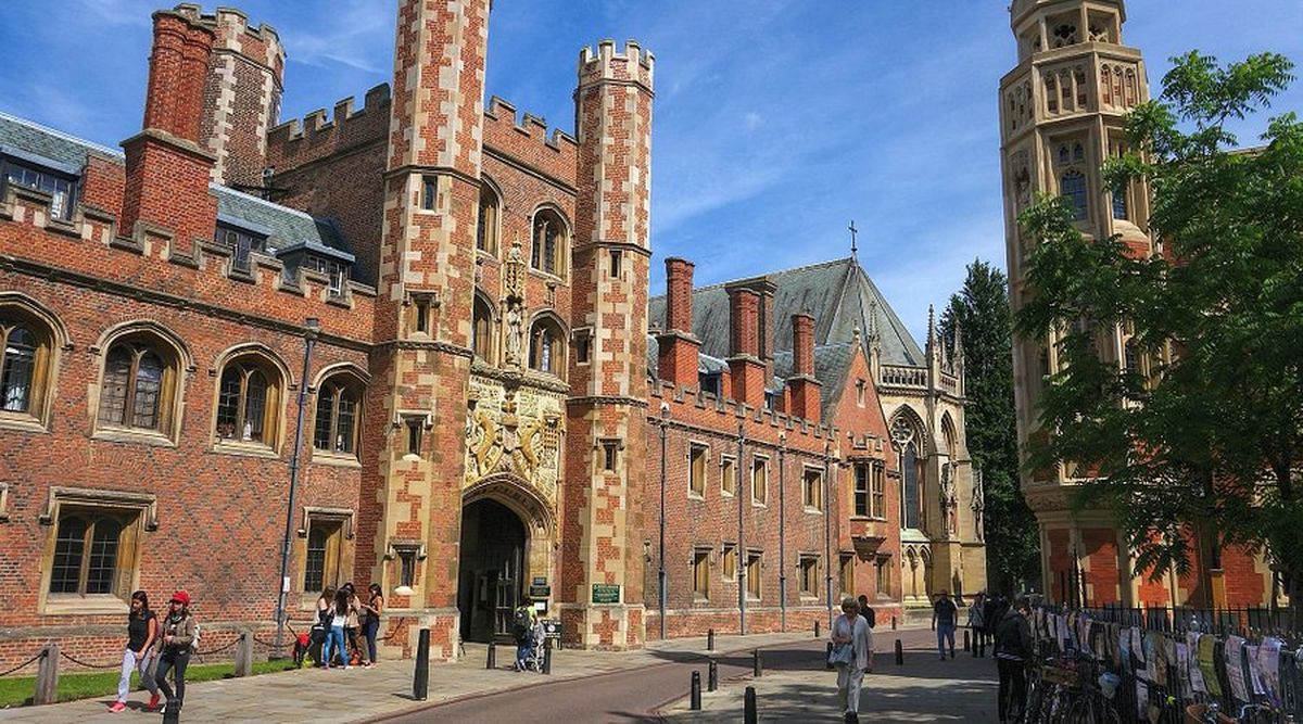 La Universidad de Cambridge queda al norte de Londres. La Universidad de Cambridge queda al norte de Londres.