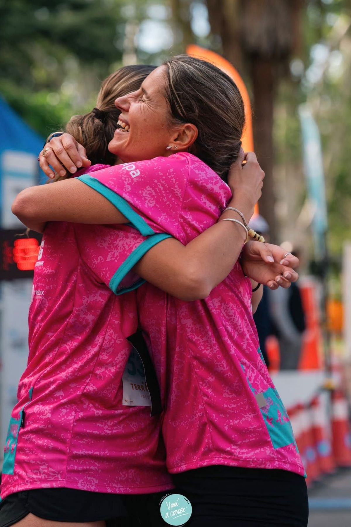 La satisfacción de la llegada manifestada con un abrazo fuerte. La satisfacción de la llegada manifestada con un abrazo fuerte.