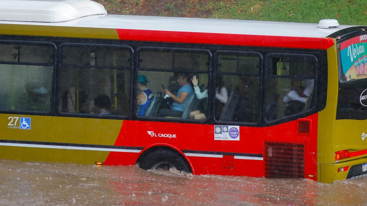 ¿En micro o en bote? Por momentos, algunos pasajeros lo dudaron durante la tormenta de este viernes. ¿En micro o en bote? Por momentos, algunos pasajeros lo dudaron durante la tormenta de este viernes.