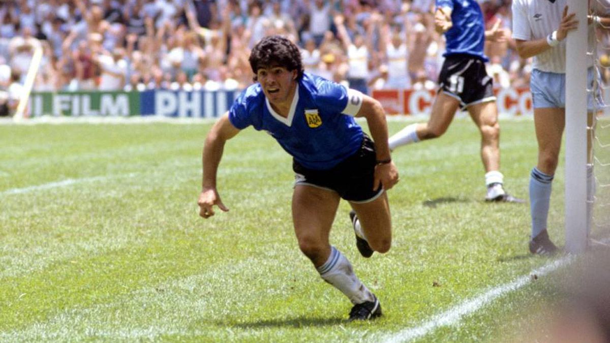 Diego Maradona terminó levantando la Copa del Mundo en México 1986.