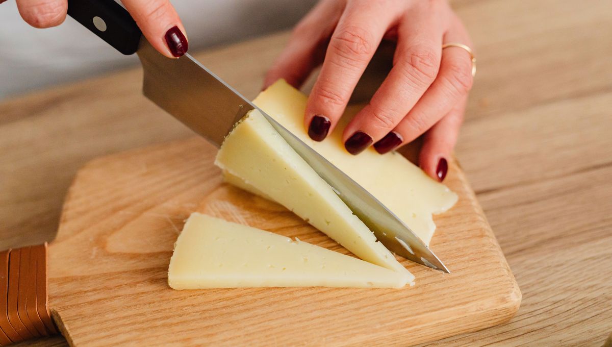 El vinagre de alimentos posee muchas propiedades de limpieza y beneficios en la cocina.