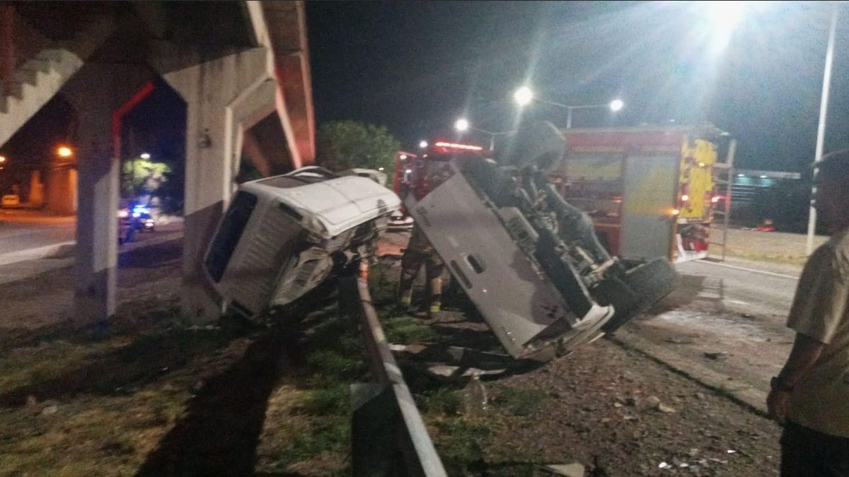 Por el accidente en Guaymallén, un hombre de 44 años sufrió lesiones leves, pero provocó un severo daño en una pasarela peatonal. Foto: Ministerio de Seguridad