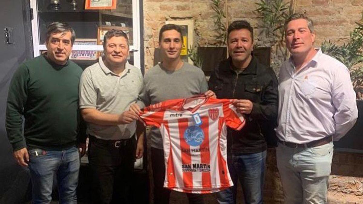 El entrenador Hernán Vázquez posa con la camiseta del Atlético San Martín.