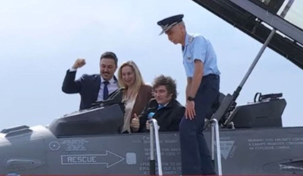 A bordo. Luis Petri, Karina Milei, Javier Milei y Carlos Presti (nuevo ministro) en uno de los F 16.