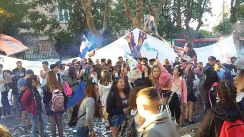 Los estudiantes de quinto año del secundario se reúnen la noche anterior en algún lugar para festejar antes de ir a la escuela. Los estudiantes de quinto año del secundario se reúnen la noche anterior en algún lugar para festejar antes de ir a la escuela.