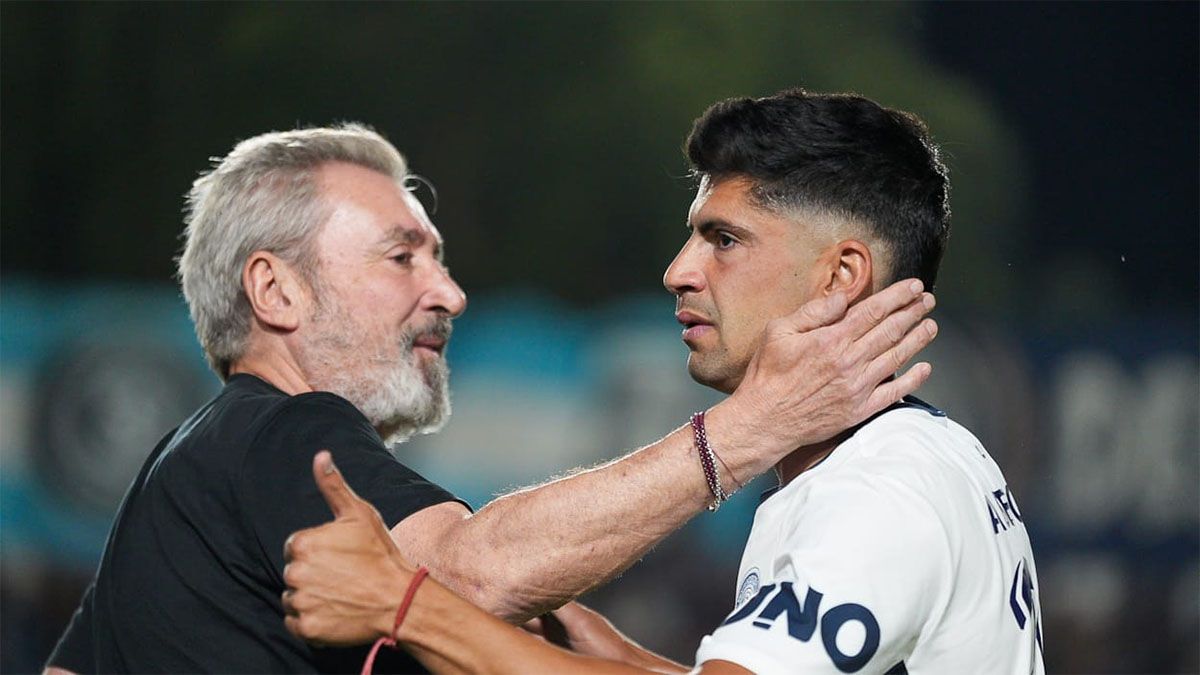 Luciano Abecasis está junto a Daniel Vila, el presidente de Independiente Rivadavia.