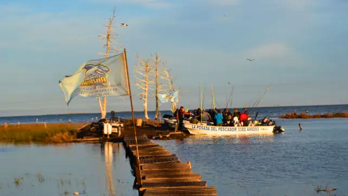 El pueblo que tiene menos de 200 habitantes. El pueblo que tiene menos de 200 habitantes.