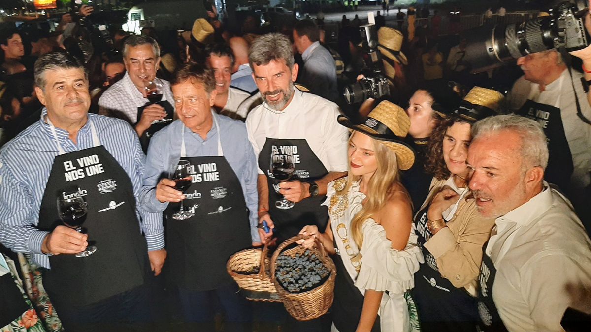 Tiempo de coseha. Rodolfo Suarez, flanqueado por el vicegobernador Mario Abed y el intendente de Ciudad, Ulpiano Suarez, se prepara para la tarea.