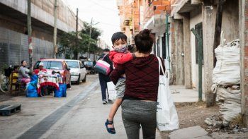 El poder de compra de los planes sociales cayó 23% en dos años