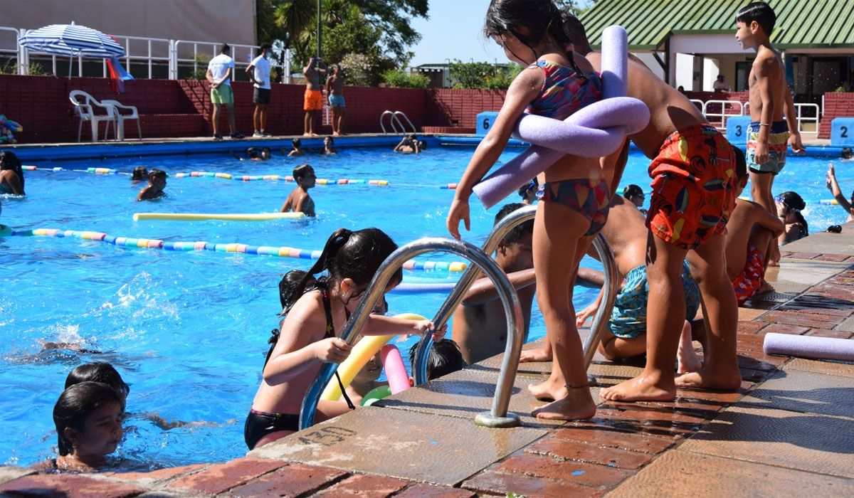 Escuelas de verano: exigen que haya un profesor y un auxiliar cada 10 chicos en la pileta