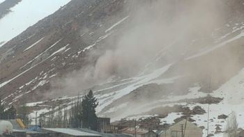 Las lluvias y las nevadas en alta montaña causaron un desprendimiento de piedras en Puente del Inca