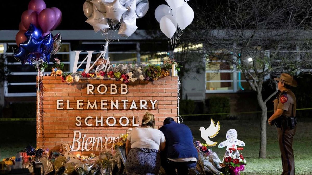 Los familiares y amigos de las víctimas de la masacre de Texas armaron un santuario frente a la escuela donde se produjo el ataque