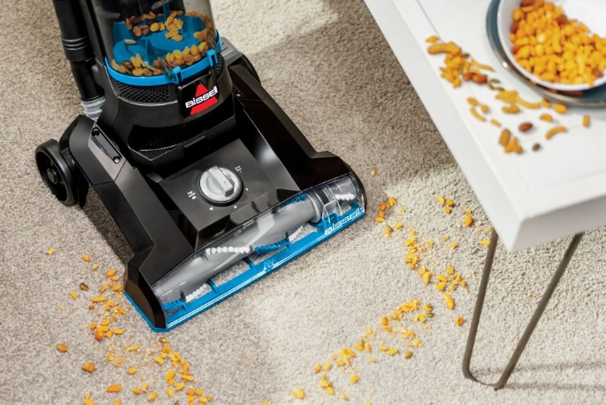 La aspiradora presenta herramientas muy útiles para la limpieza del hogar.