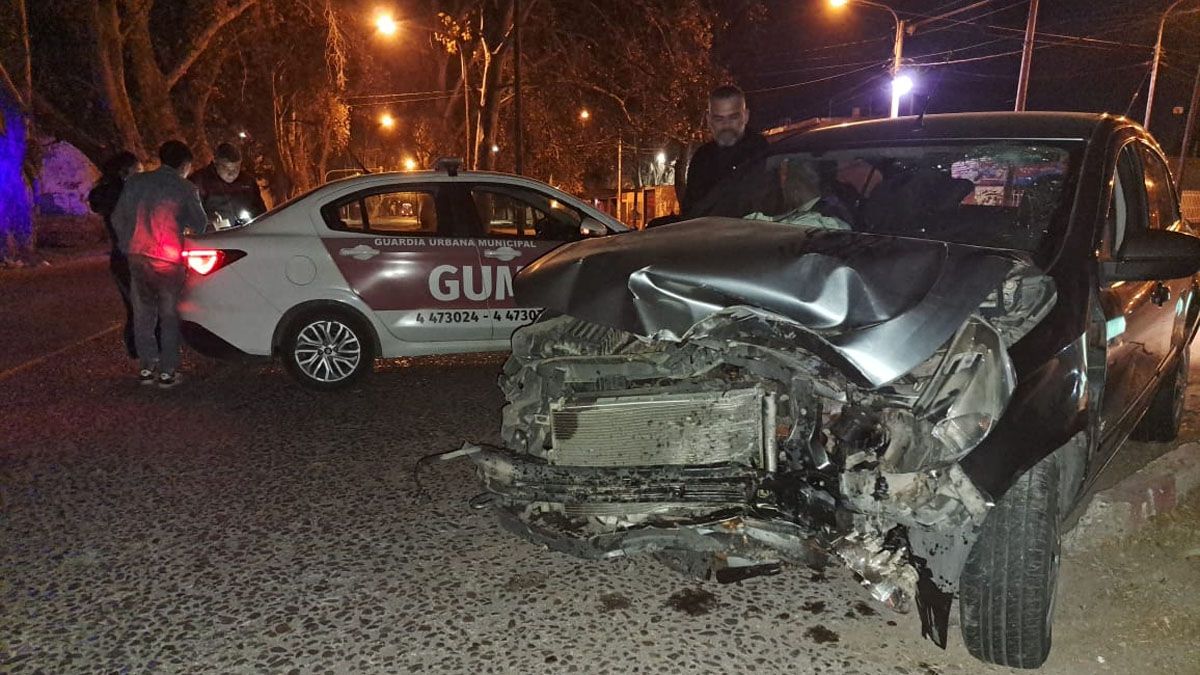 Un joven de 19 años manejaba su auto con 2,34 gramos de alcohol en sangre. Él y un amigo que lo acompañaba resultaron ilesos.