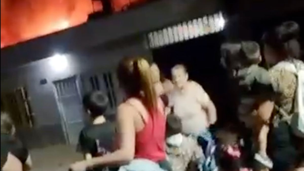 Alarma entre los vecinos por las llamas que se propagaron en poco tiempo a varias viviendas.