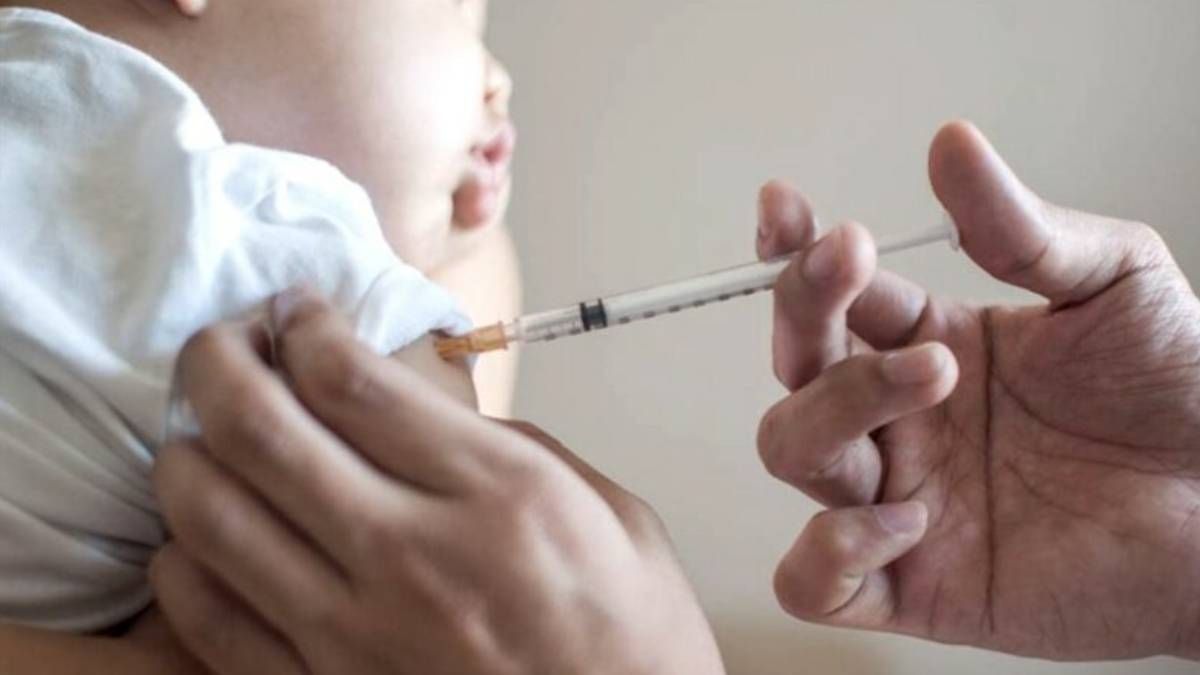 La primera dosis de la Triple Viral se debe colocar a los 12 meses y la segunda entre los 15 y los 18 meses.