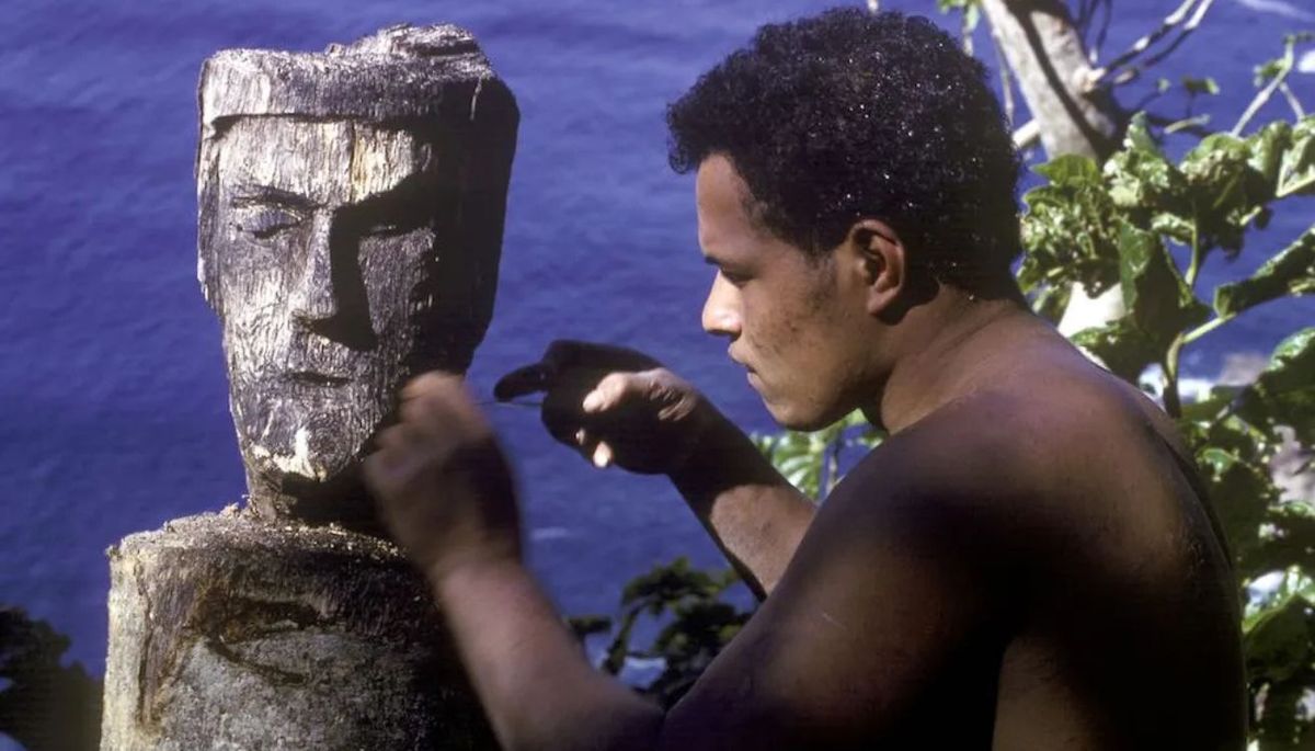 Los chicos regresaron con el fot&oacute;grafo John Carnemolla a la isla, y le mostraron c&oacute;mo hab&iacute;an pasado el tiempo creando cosas como instrumentos musicales y esta estatua de madera.
