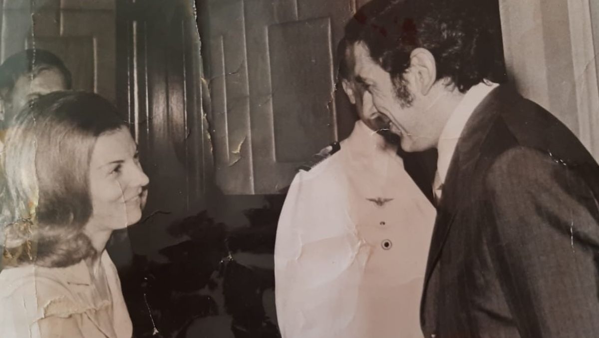 Tellechea saludando a Estela Martínez de Perón. En la parte posterior, la foto original -que está en casa de Tita Vidal, en Guaymallén- tiene el sello de Presidencia de la Nación.