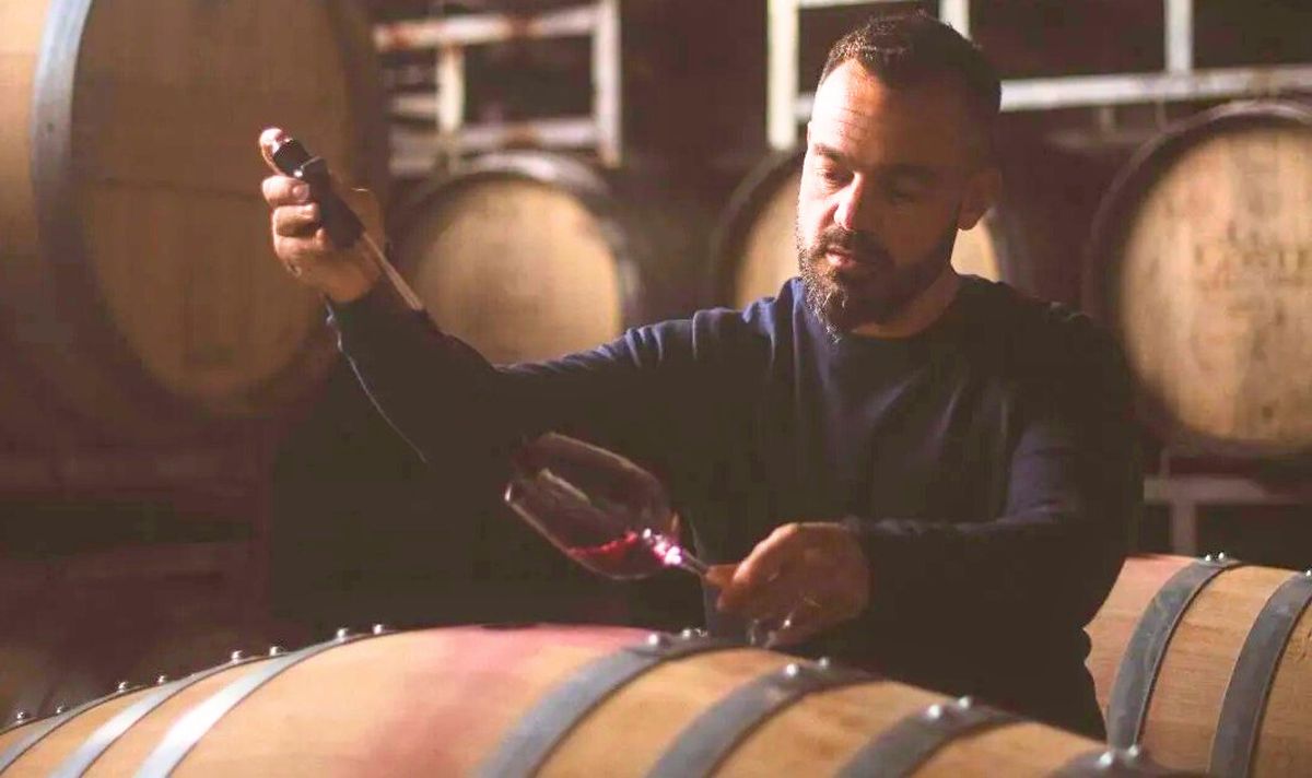 El enólogo Lucas Giménez reparte su tiempo entre vinos para bodegas de Mendoza y de Francia.