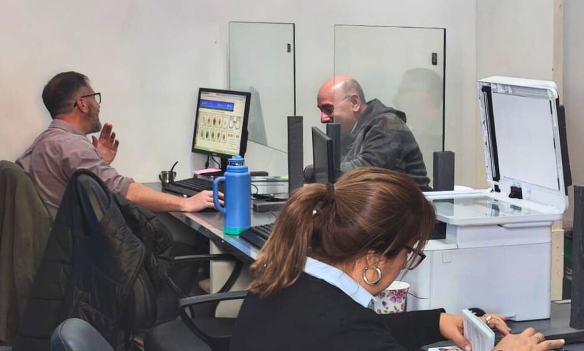 En el aeropuerto de Mendoza se hace el trámite para verificar posibles fallas en la impresión. En el aeropuerto de Mendoza se hace el trámite para verificar posibles fallas en la impresión.