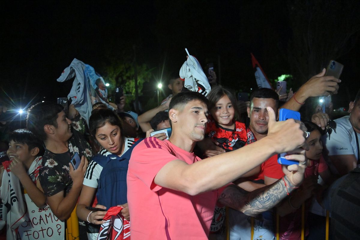 River llegó a Mendoza y lo recibieron con el cariño de siempre. River llegó a Mendoza y lo recibieron con el cariño de siempre.