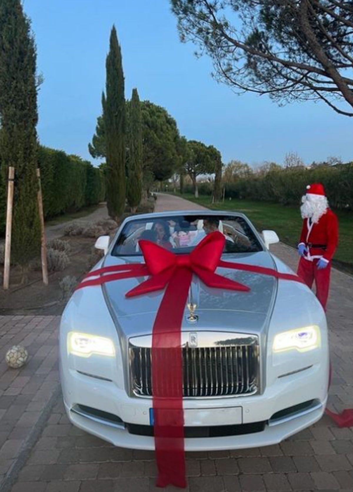 Cristiano Ronaldo y su familia, con su nuevo auto