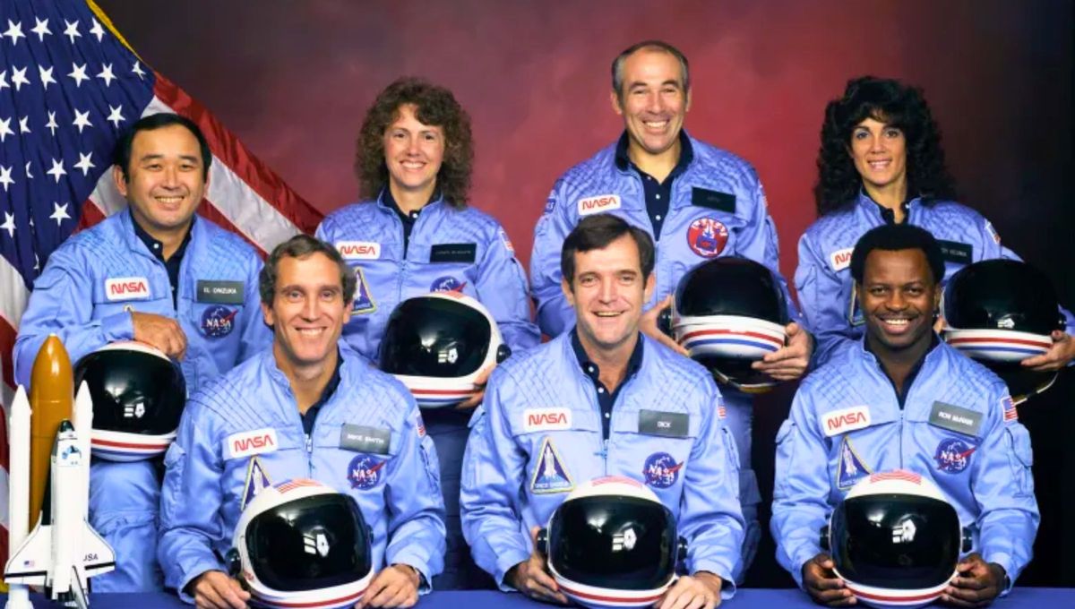 La tripulaci&oacute;n del Challenger. Adelante: los astronauts Mike Smith, Dick Scobee, Ron McNair. Parados: Ellison Onizuka, la maestra Christa McAuliffe, Greg Jarvis, and Judith Resnik.