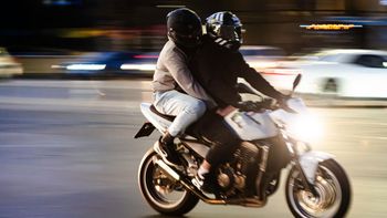 Esperaba el colectivo para ir al trabajo y dos motochorros lo mataron por su celular Esperaba el colectivo para ir al trabajo y dos motochorros lo mataron por su celular