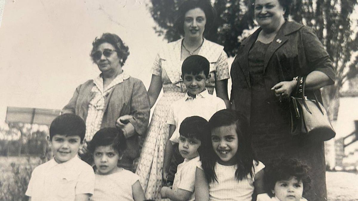 Elsa junto a algunos de sus hijos, su madre y su suegra en Palmira. Elsa junto a algunos de sus hijos, su madre y su suegra en Palmira.