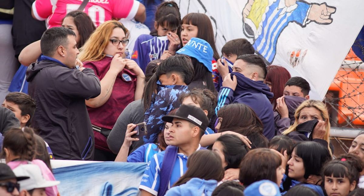 Los hinchas se protegieron de los gases Los hinchas se protegieron de los gases