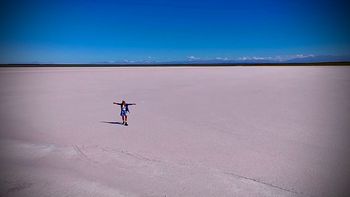 La increíble experiencia de caminar sobre el agua rosa en Mendoza