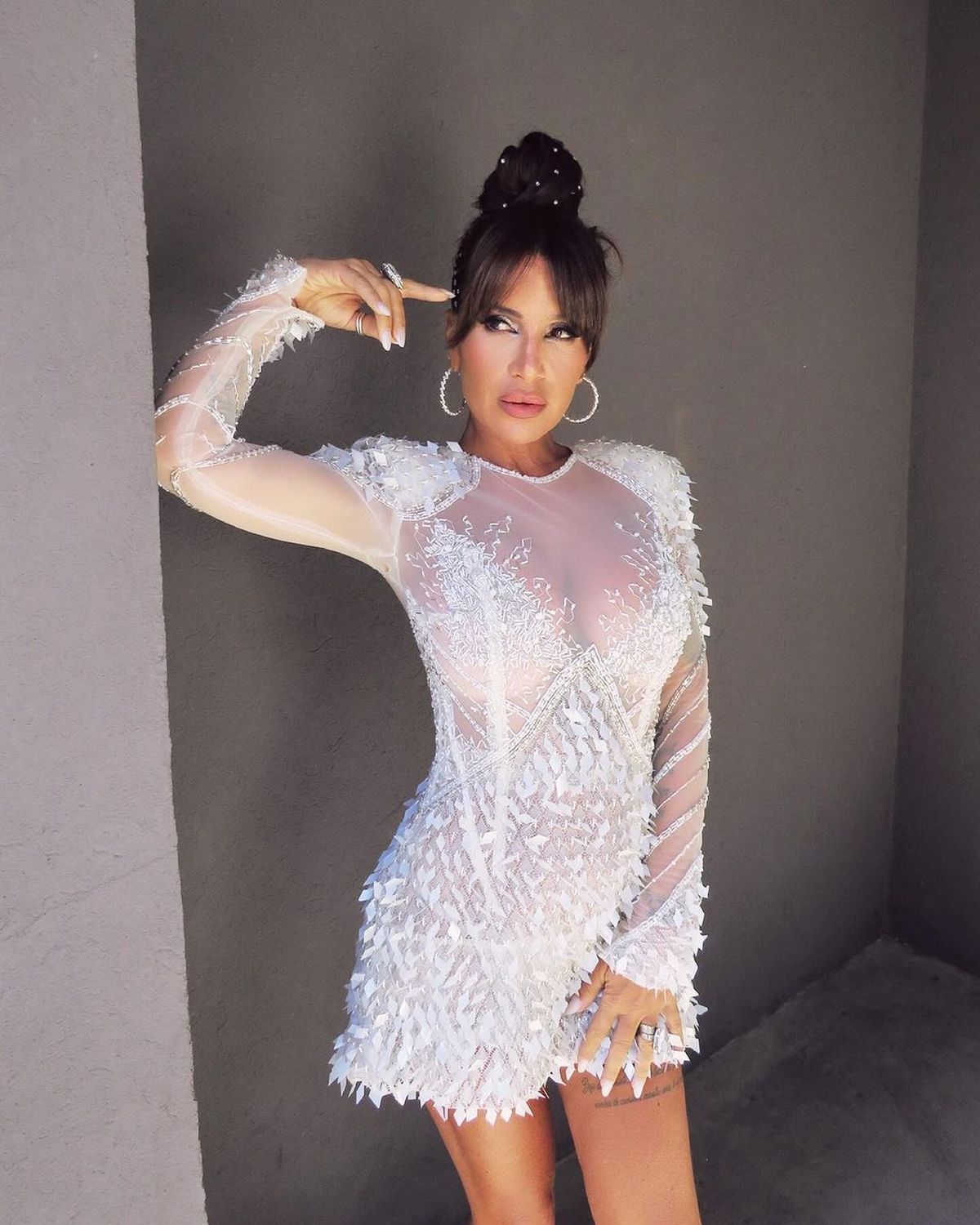 Florencia Peña multiplica las transparencias y marca tendencia con su ultra mini vestido al ras. Florencia Peña multiplica las transparencias y marca tendencia con su ultra mini vestido al ras.